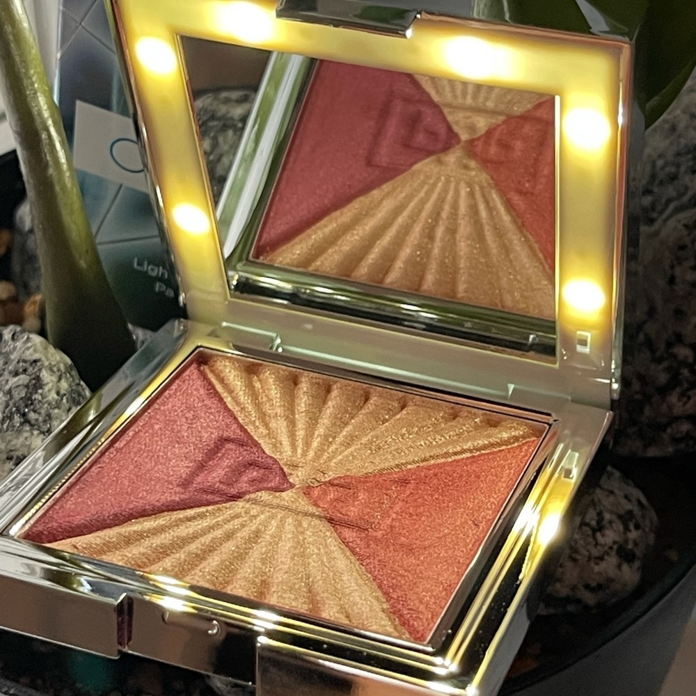PUR Out of the Blue Light Up Blush Vanity Palette